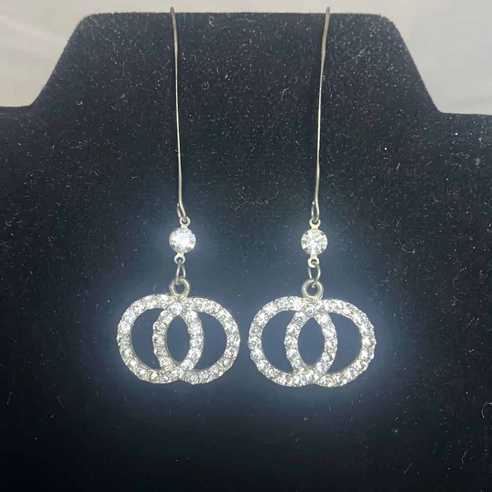 Intertwined circle earrings